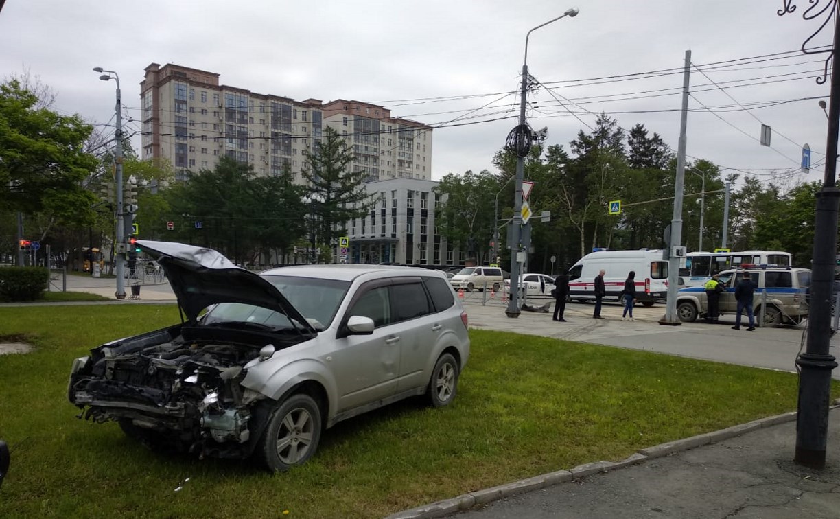 Разбитый автомобиль вылетел на правительственный газон в Южно-Сахалинске