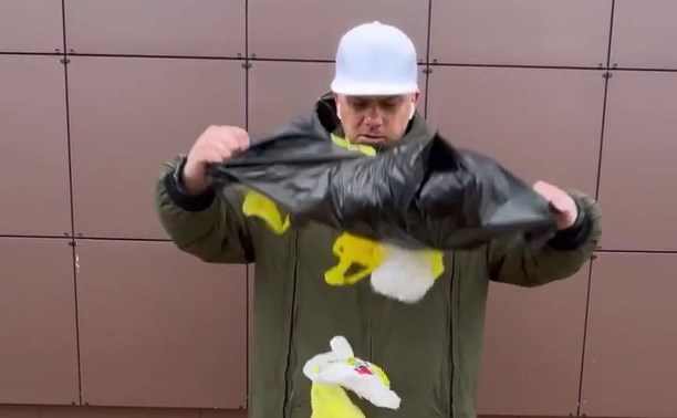 Сахалинский блогер поддержал челлендж против Chanel и разорвал пакет с пакетами
