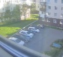 Житель Холмска рисовал разметку на парковке, распыляя краску прямо между автомобилями