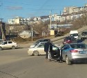Очевидцы: седан врезался в автомобиль ГИБДД в Холмске