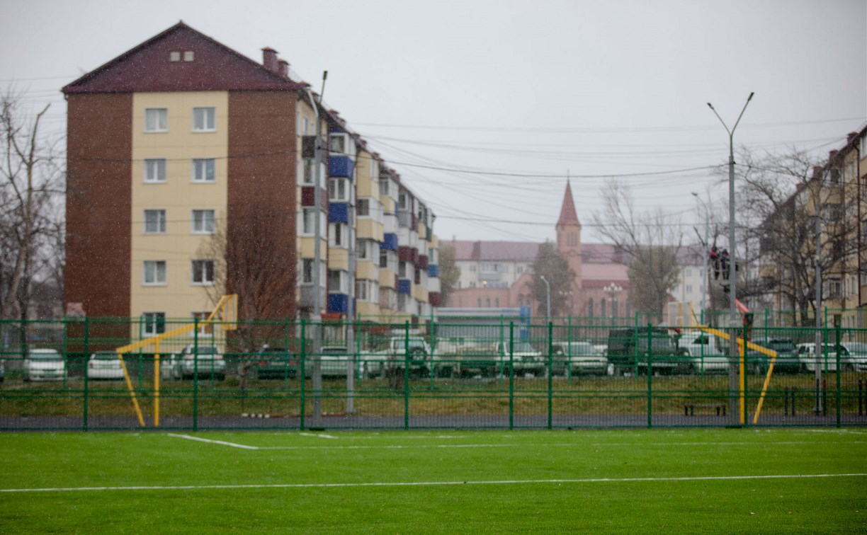 Перед зимой на стадионе у школы №8 Южно-Сахалинска заменили покрытие