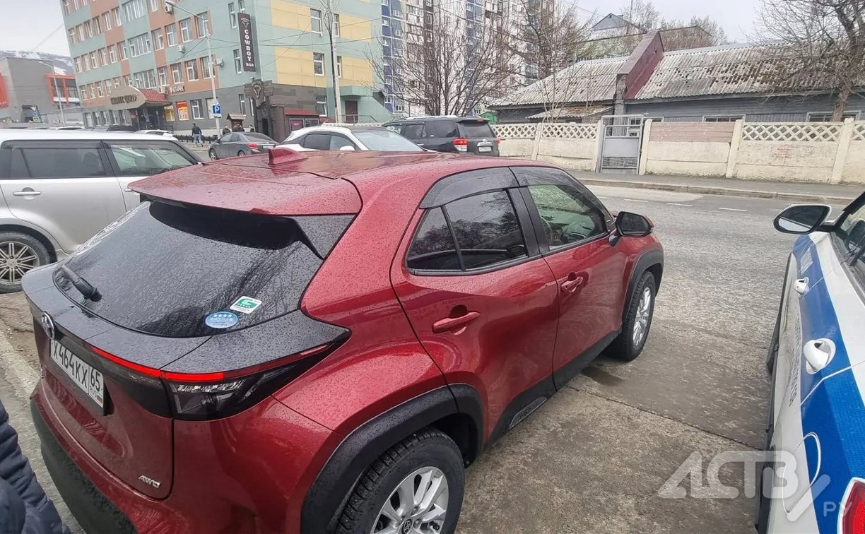 В Южно-Сахалинске ищут, кто повредил Toyota Yaris Cross