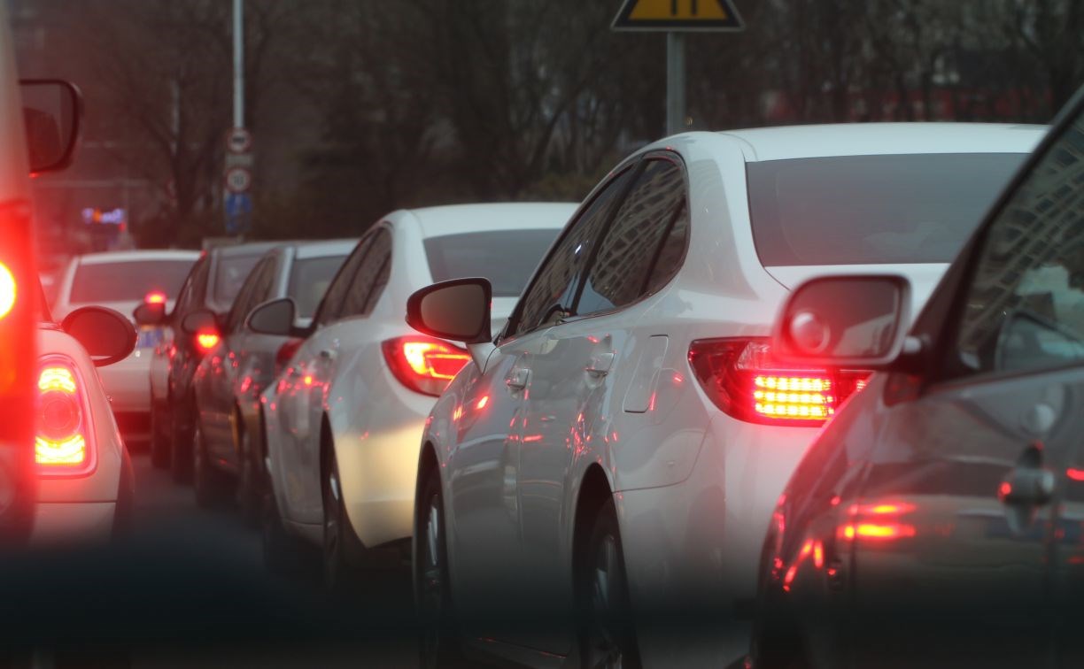 Автомобилисты застряли в пробках на трёх улицах Южно-Сахалинска