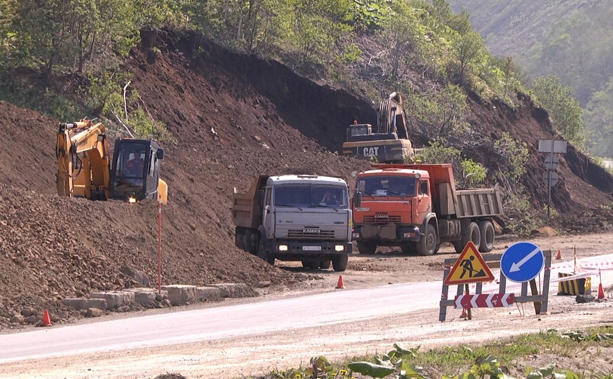 На холмском перевале продолжают восстанавливать дорогу после оползня