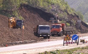 На холмском перевале продолжают восстанавливать дорогу после оползня