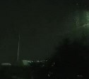 Как в фильме ужасов: фонари крутят жуткую "светомузыку" в Долинске днём и ночью
