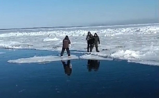 Очевидцы: у Гастелло оторвало лёд, рыбаки переправляются на льдинах