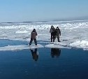 Очевидцы: у Гастелло оторвало лёд, рыбаки переправляются на льдинах