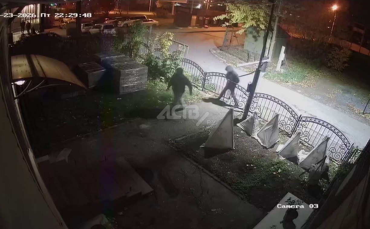 Миром или через полицию: в Южно-Сахалинске владельцы дома ищут бросившего бутылку в фасад "умника"