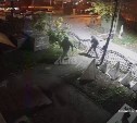 Миром или через полицию: в Южно-Сахалинске владельцы дома ищут бросившего бутылку в фасад "умника"