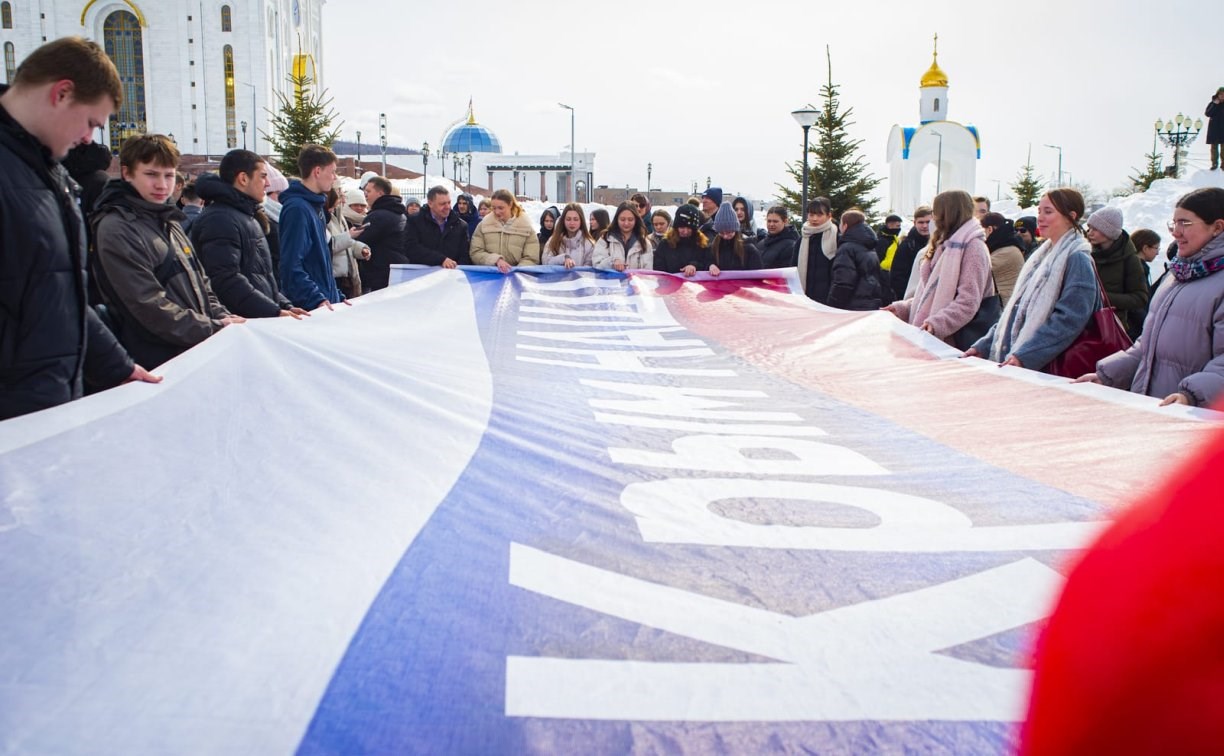 Школьники и студенты растянули триколор на площади Южно-Сахалинска в годовщину возвращения Крыма