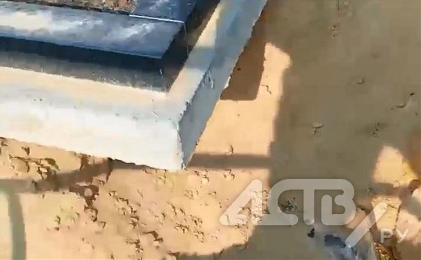 Кто-то раскапывает могилы на кладбище в Охе