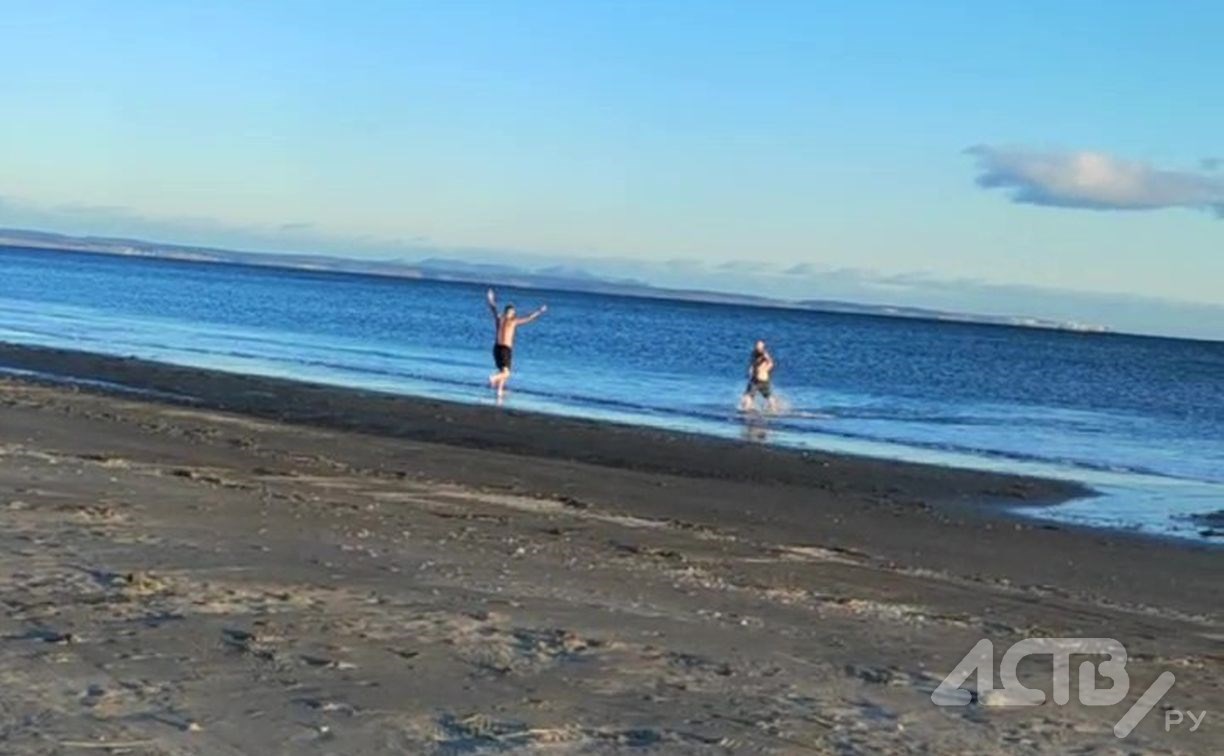 Двое сахалинцев с разбега прыгнули в ледяную воду залива Анива, шокировав отдыхающих