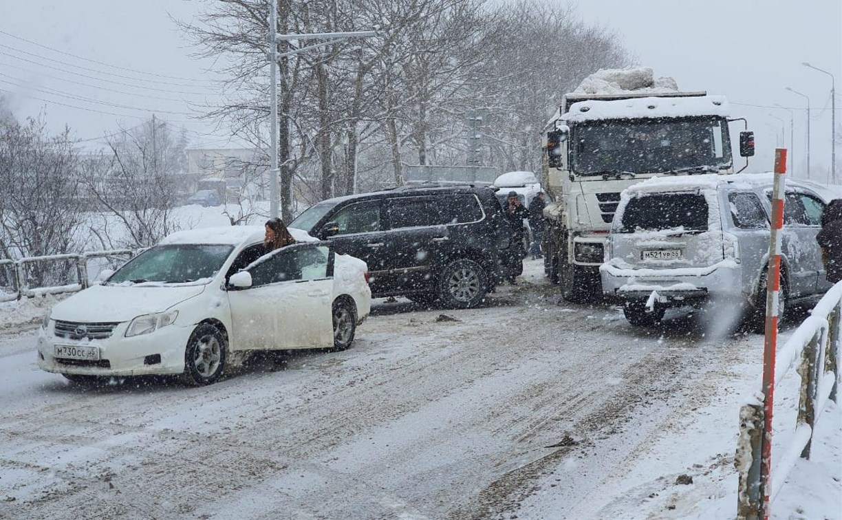 Груженый снегом самосвал протаранил два внедорожника в Южно-Сахалинске