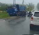 Легковушку смяло при столкновении с самосвалом в Охе