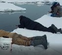 Сахалинцы из-за взлома припая уже рыбачат лёжа, но расставаться с удочкой не готовы