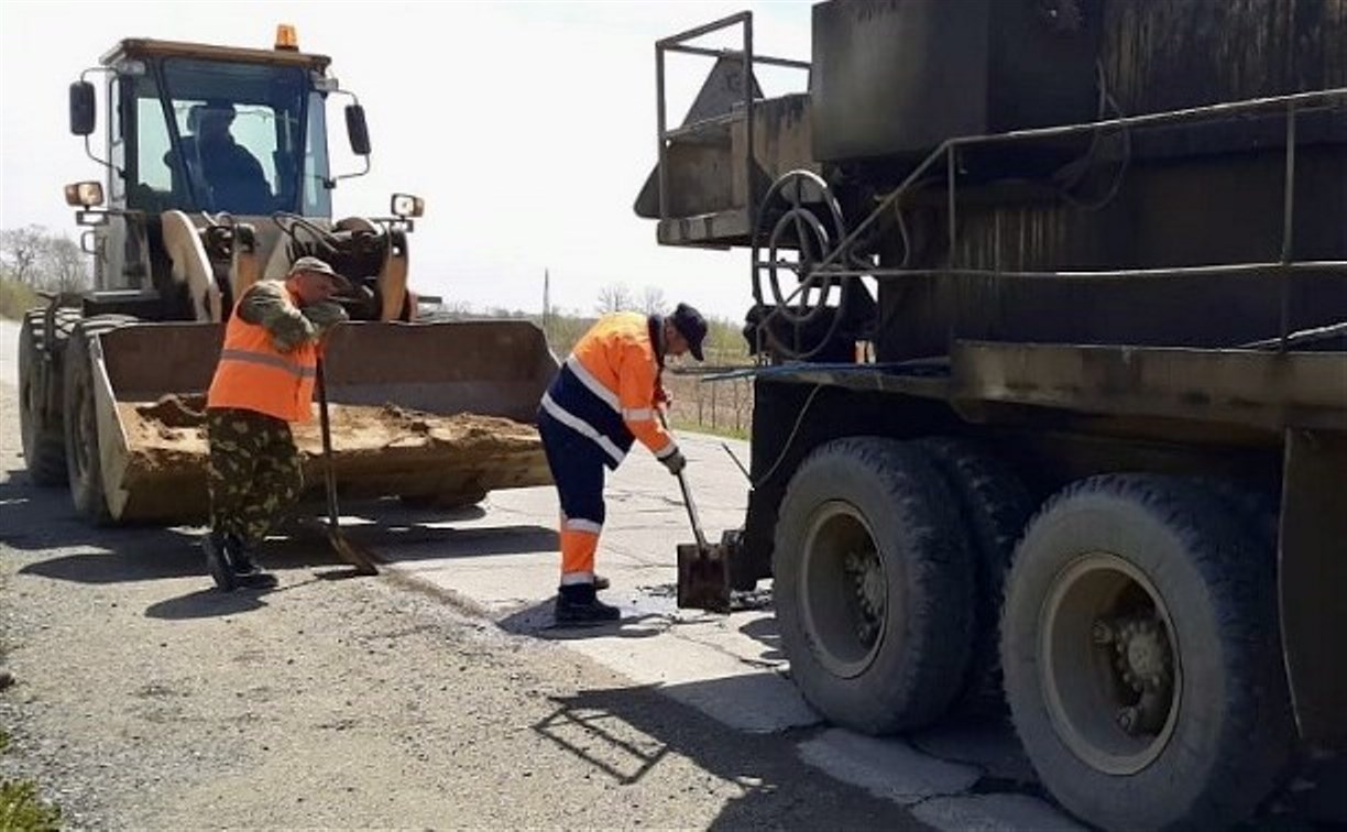Ещё 200 дорожных дефектов устранили в Южно-Сахалинске за сутки