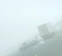Седан и грузовик столкнулись в тумане на Холмском перевале