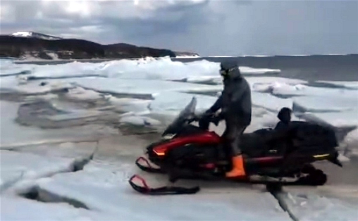 На Сахалине снегоходчик успел экстренно эвакуироваться по ломающемуся льду