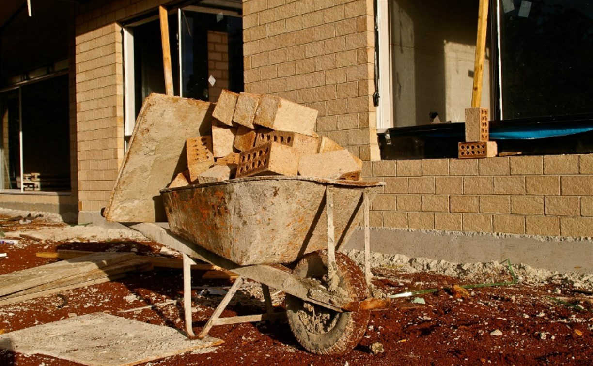 Бесстрашный вор орудовал на территории строящегося ЖК в Южно-Сахалинске