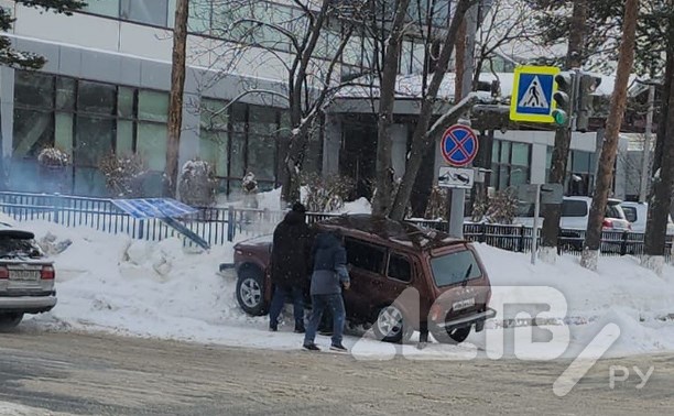 "Нива" снесла дорожный знак и задымилась в Южно-Сахалинске