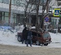 "Нива" снесла дорожный знак и задымилась в Южно-Сахалинске