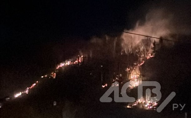Сильный пожар охватил сопку и хозпостройки в центре Горнозаводска