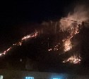 Сильный пожар охватил сопку и хозпостройки в центре Горнозаводска