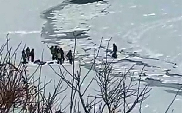 "Еле успели перепрыгнуть": рыбаки на Сахалине спасались со льда после того, как его начало крошить