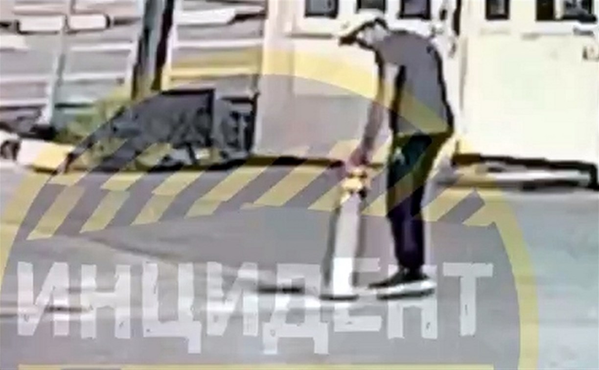 Ограбление среди бела дня: сахалинец украл дорожный столбик прямо на площади у администрации