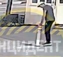 Ограбление среди бела дня: сахалинец украл дорожный столбик прямо на площади у администрации