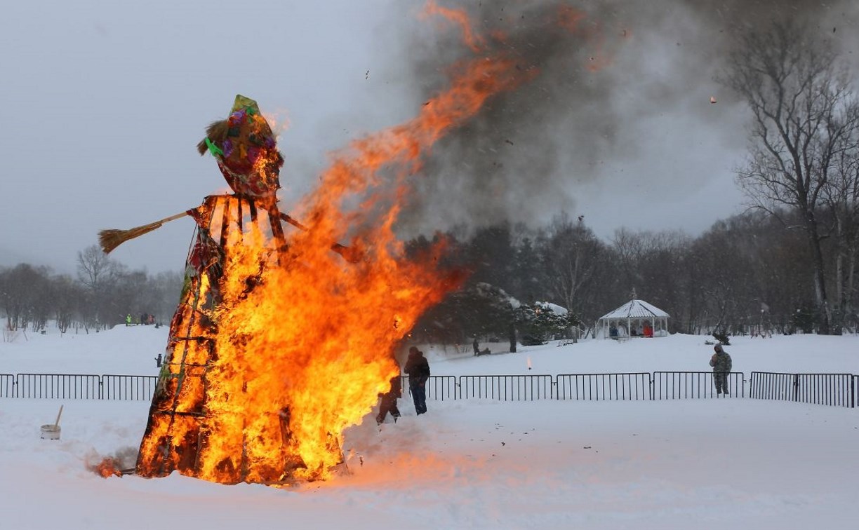 Чучело Масленицы сожгли в Южно-Сахалинске в метель