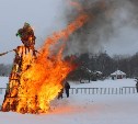 Чучело Масленицы сожгли в Южно-Сахалинске в метель
