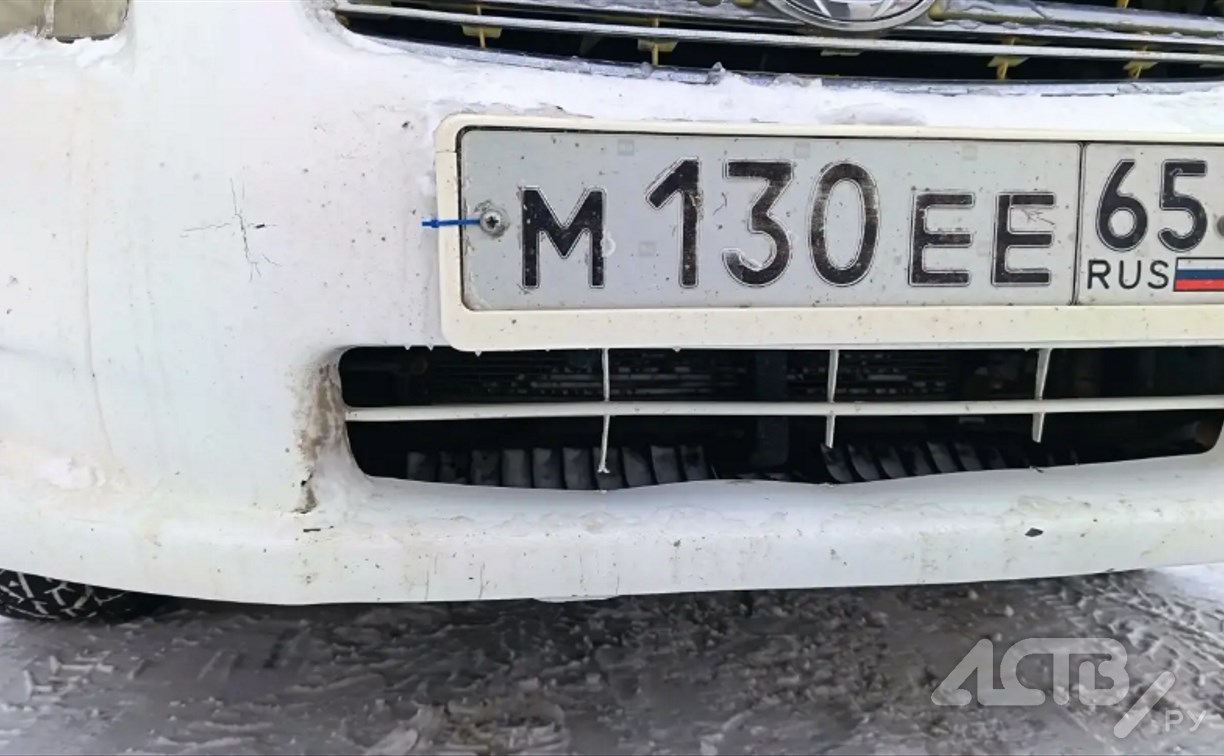 Неизвестный столкнулся с Toyota Corolla Axio и скрылся с места ДТП в Южно-Сахалинске