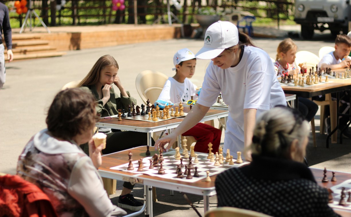 Известные сахалинские шахматисты сразились одновременно с 18 противниками