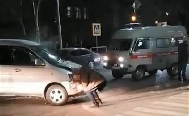 Микроавтобус и скорая помощь столкнулись в Ногликах