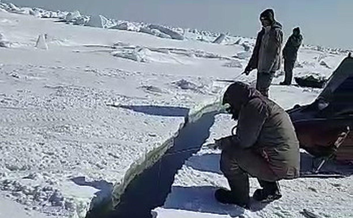 Сахалинские рыбаки ловят корюшку в полуметровой трещине на припае