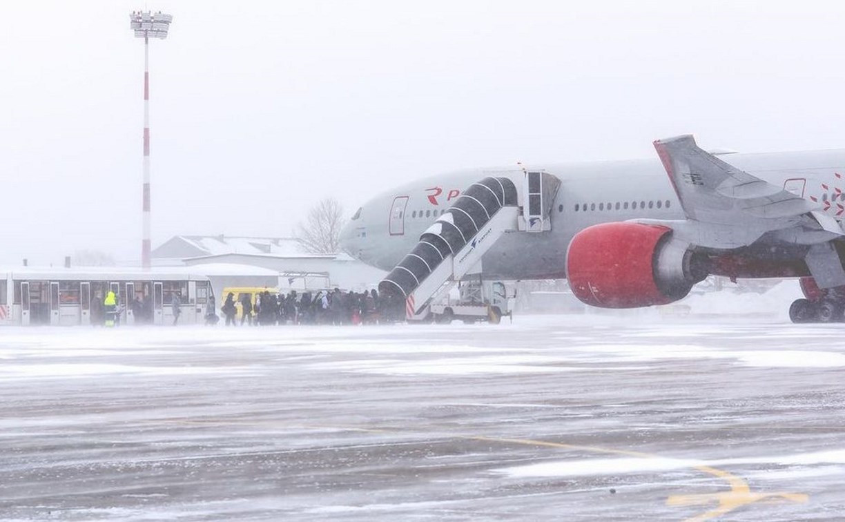 В аэропорту Южно-Сахалинска задержали 12 рейсов из-за сильной метели