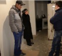 Нелегалы из Узбекистана расположились с комфортом в подвале дома в Южно-Сахалинске