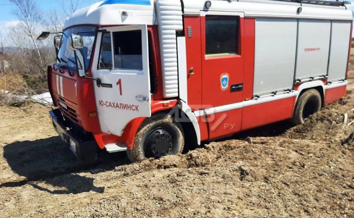 Пожарная машина увязла в грязи в Дальнем по пути к горящему дому