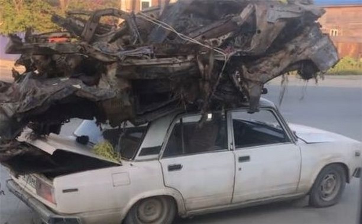 "Небитый битого везёт": цыгане на Сахалине перевозят корпусы автомобилей с нарушением ПДД