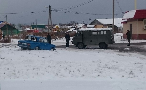 "Жигули" и УАЗ столкнулись в Охотском