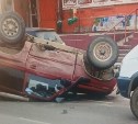 Серьёзное ДТП в Холмске: от удара внедорожник “встал” на крышу