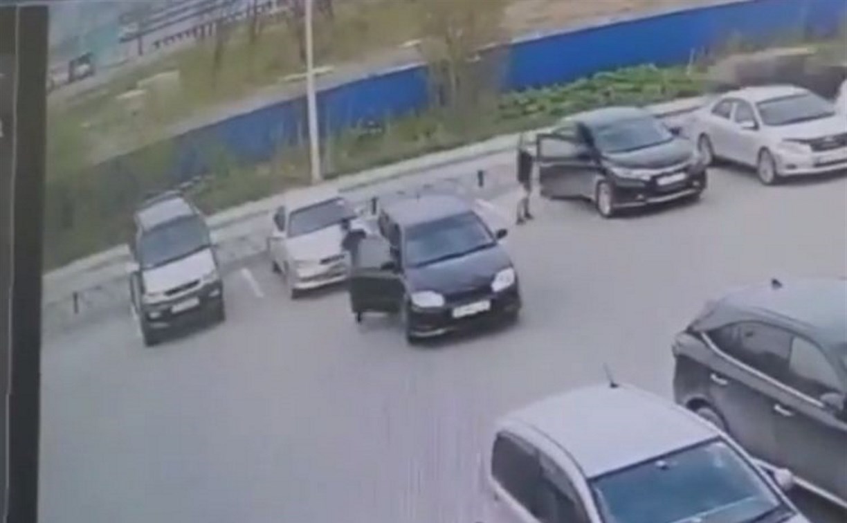 Таксист в Южно-Сахалинске протаранил припаркованное авто, взял пассажиров и уехал