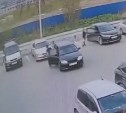 Таксист в Южно-Сахалинске протаранил припаркованное авто, взял пассажиров и уехал