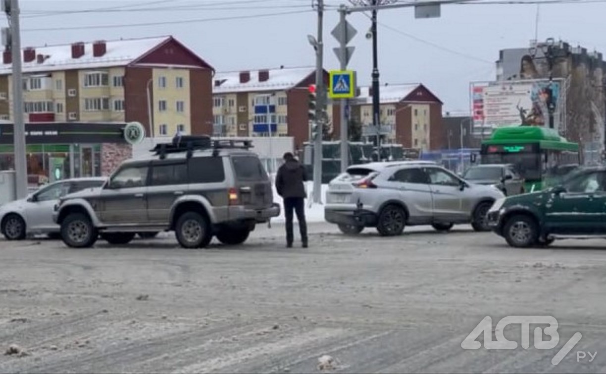 Очевидец: автобус в Южно-Сахалинске зацепил побитый бампер попавшего в ДТП кроссовера