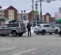 Очевидец: автобус в Южно-Сахалинске зацепил побитый бампер попавшего в ДТП кроссовера