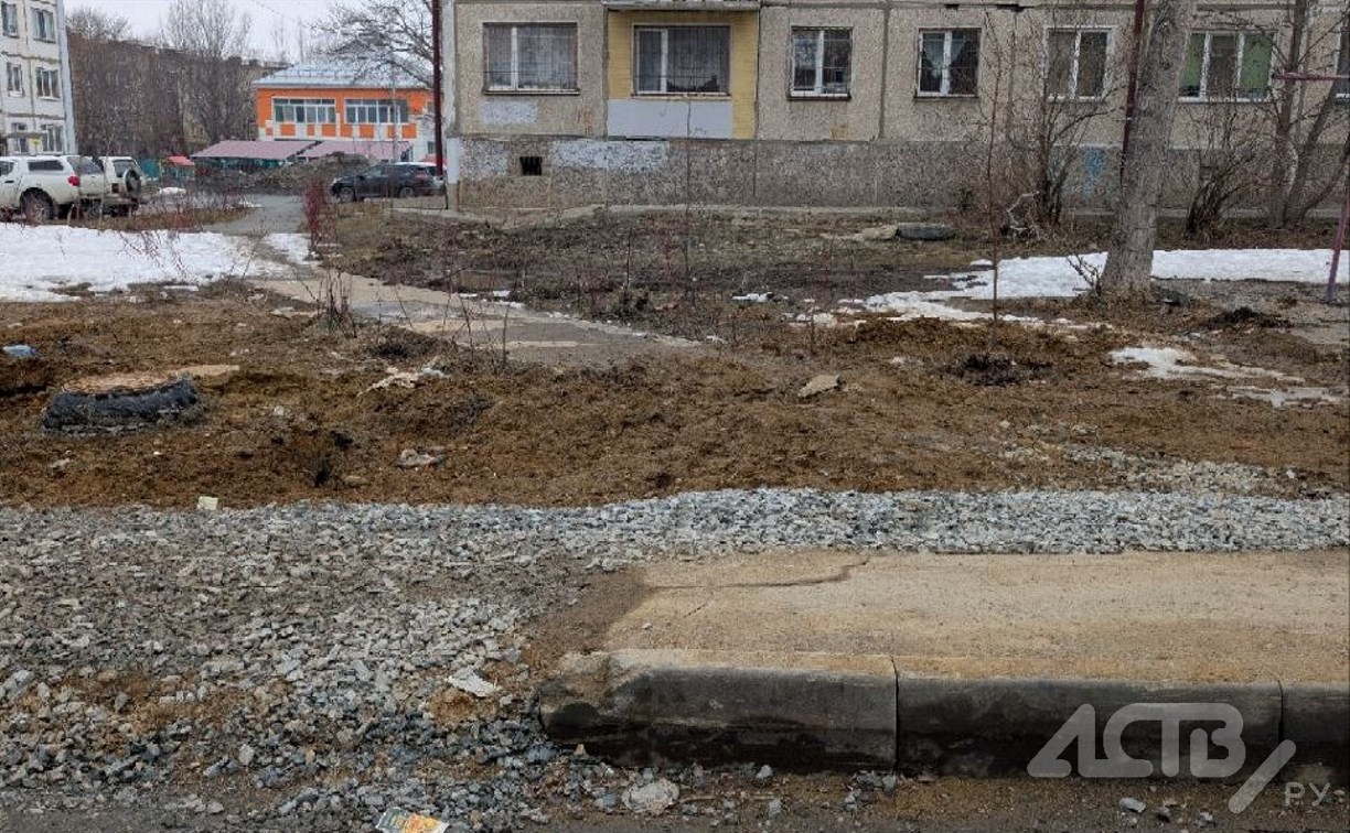 На вскрытые после коммунальщиков тротуары жалуются жители Южно-Сахалинска 