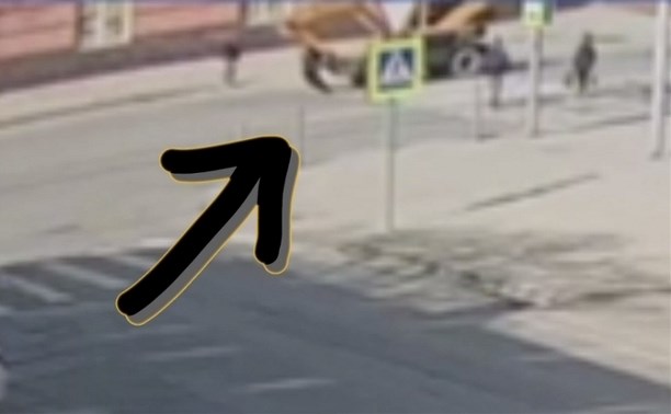 "Жесткие кадры": в Южно-Сахалинске экскаватор на полном ходу переехал пешехода на "зебре"