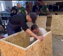 Школьники Поронайска смастерили будки для животных из приюта